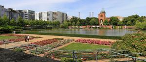 Park und See am Engelbecken vor der Katholischen Kirche St. Michael in Kreuzberg.