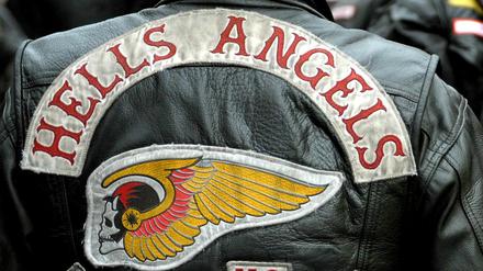 Ein Totenkopf mit Flügeln ist das Symbol der Motorradgang Hells Angels.