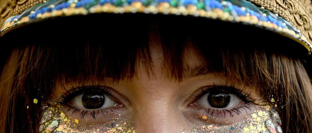 Statt Sonne. Helen von der Künstlergruppe Elli Fatale zeigt ihr Make-up beim Lollapalooza-Festival im Olympiastadion.