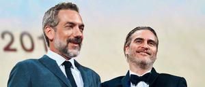 Regisseur Todd Phillips (links) und sein Hauptdarsteller Joaquin Phoenix verstehen die Welt nicht mehr. Mit „Joker“ gewinnt erstmals ein Superheldenfilm den Goldenen Löwen. 
