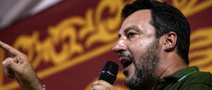 Salvini nannte Rackete auf Facebook eine „deutsche Kommunistin.“