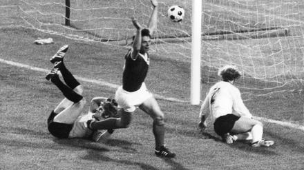 Ost schlägt West. Jürgen Sparwasser jubelt, Sepp Maier (links) und Berti Vogts (rechts) sind geschlagen. 