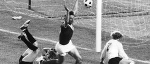 Ost schlägt West. Jürgen Sparwasser jubelt, Sepp Maier (links) und Berti Vogts (rechts) sind geschlagen. 
