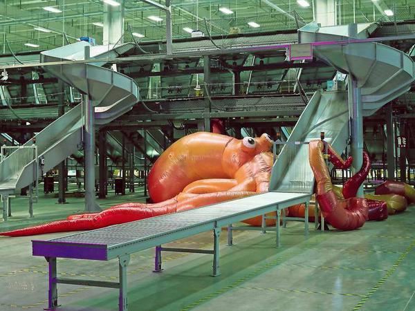 Nach den Menschen. Cao Fei macht mit ihrer filmischen Arbeit "Asia One" die Hallen eines Logistikzentrums zum Schauplatz eines Märchens.