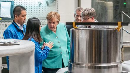 Bundeskanzlerin Angela Merkel (CDU, M.) besuchte bei ihrer China-Reise auch die Firma ZF-Powertrain.