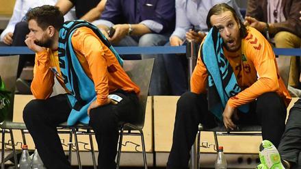 Zum Wegschauen und schämen. Der langjährige Publikumsliebling Silvio Heinevetter (rechts) sitzt bei den Füchsen derzeit nur auf der Bank. Gegen Minden durfte der Nationaltorwart nur in der Schlussphase eingreifen.