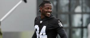 Schon wieder weg. Football-Star Antonio Brown verlässt die Oakland Raiders ohne jeglichen Saisoneinsatz.