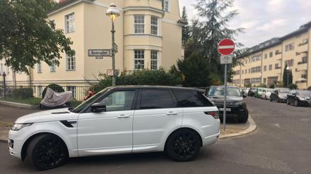 Von SUVs rücksichtslos zugeparkte Straßenecke in Berlin-Westend.