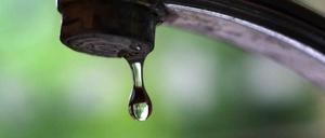 Wasser tropft aus einem Wasserhahn - aber nicht beim Ehepaar Schirdewahn.