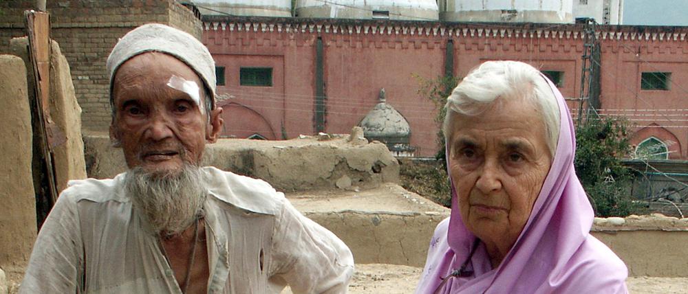 Dr. Ruth Pfau steht mit dem Bettler Swadi auf einer Straße in Pir Baba/Pakistan 2005.