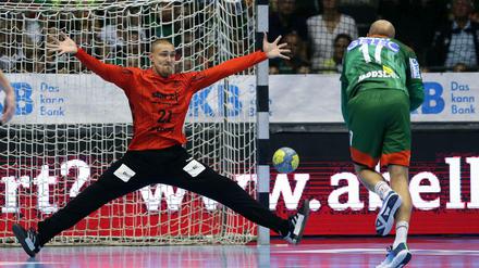 Packendes Duell. Magdeburgs Tim Hornke (r.) wirft einen Siebenmeter gegen den Kieler Torwart Dario Quenstedt.