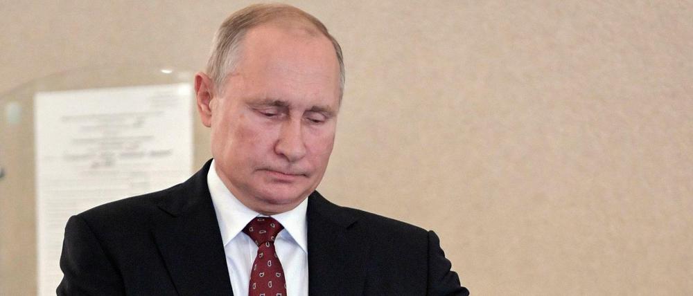 Der russische Präsident Wladimir Putin in einem Moskauer Wahllokal. 