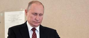 Der russische Präsident Wladimir Putin in einem Moskauer Wahllokal.