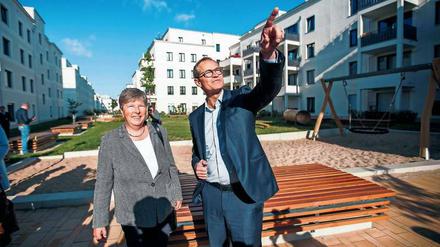 Der Regierende Bürgermeister Michael Müller (SPD) und Stadtentwicklungssenatorin Katrin Lompscher (Linke) auf Neubautour. 