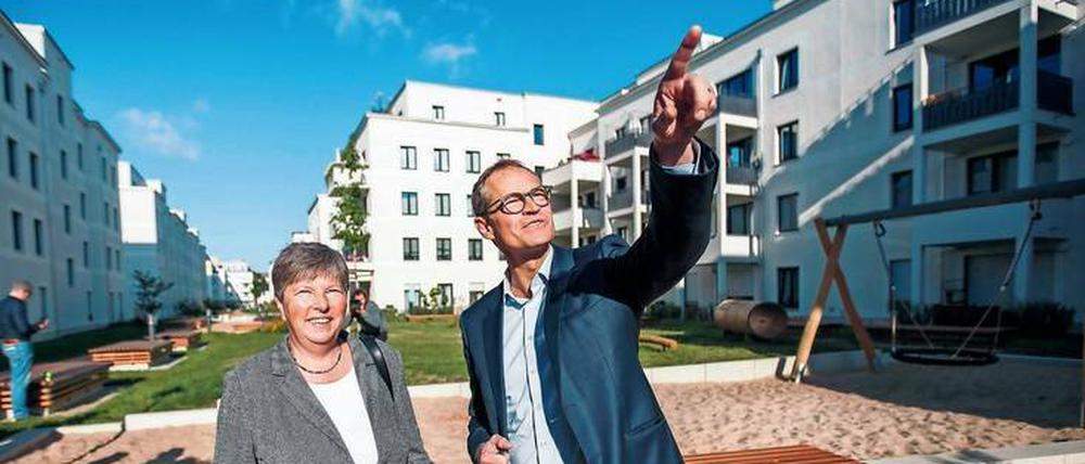 Der Regierende Bürgermeister Michael Müller (SPD) und Stadtentwicklungssenatorin Katrin Lompscher (Linke) auf Neubautour.