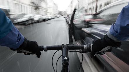 Beim sogenannten Dooring kommt es zu einem Unfall mit Radfahrer, wenn Autofahrer die Tür unachtsam öffnen.