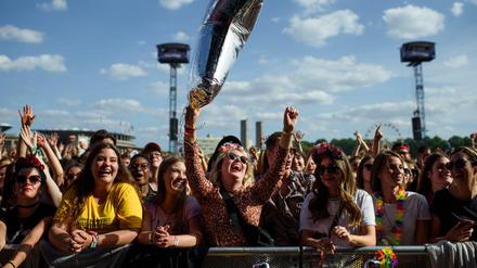 Besucher jubeln beim zweitägigen Musikfestival Lollapalooza 2018 auf dem Gelände des Olympiaparks der Band Years &amp; Years auf der Bühne zu.