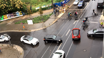 Am Montag nach dem Unfall ist die Ampel kaputt. Autos, Fahrradfahrer und Fußgänger konkurrieren um den Platz.