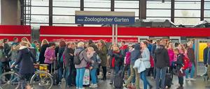 Umsteigen bitte. Ab heute ist der Bahnhof Zoo für sechs Wochen ein Kopfbahnhof – genauso wie der Hauptbahnhof und der S-Bahnhof Charlottenburg. 