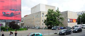 Unansehnlich ist die Komische Oper Ecke, wenn man sie von Unter den Linden betrachtet. Darum soll sie nun saniert werden.