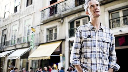 Dauernd woanders. Kommt er neu in eine Stadt (hier in Lissabon), sucht sich Geoff Dyer sofort ein Stammcafé, in dem er stets das Gleiche bestellt.