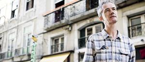 Dauernd woanders. Kommt er neu in eine Stadt (hier in Lissabon), sucht sich Geoff Dyer sofort ein Stammcafé, in dem er stets das Gleiche bestellt.