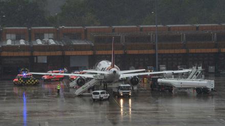 Einsatzfahrzeuge der Feuerwehr stehen um eine Maschine der Gesellschaft Eurowings am Berliner Flughafen Tegel. 
