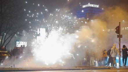 Sperrbezirk. In der Silvesternacht 2018/19 gab es gezielte Attacken auf Einsatzkräfte mit Feuerwerkskörper. An den Brennpunkten werden nun Verbotszonen eingerichtet. Überall sonst ist Böllern aber weiterhin erlaubt. 