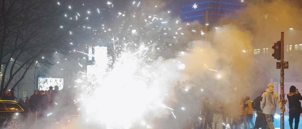 Sperrbezirk. In der Silvesternacht 2018/19 gab es gezielte Attacken auf Einsatzkräfte mit Feuerwerkskörper. An den Brennpunkten werden nun Verbotszonen eingerichtet. Überall sonst ist Böllern aber weiterhin erlaubt. 