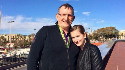Leonora versteht sich gut mit ihrem Vater. Bis sie sich in einen Dschihadisten verliebt.