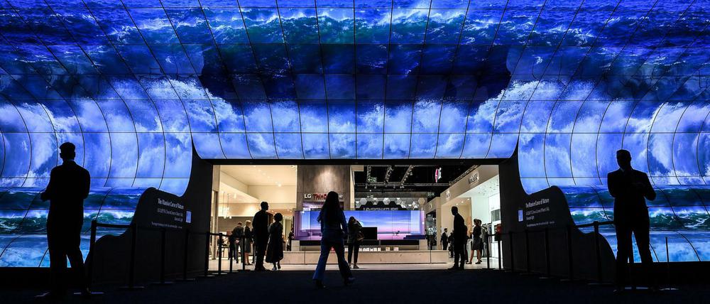 Große Monitore waren am zweiten Medientag der Technik-Messe Ifa auf dem Stand von LG in Betrieb. 