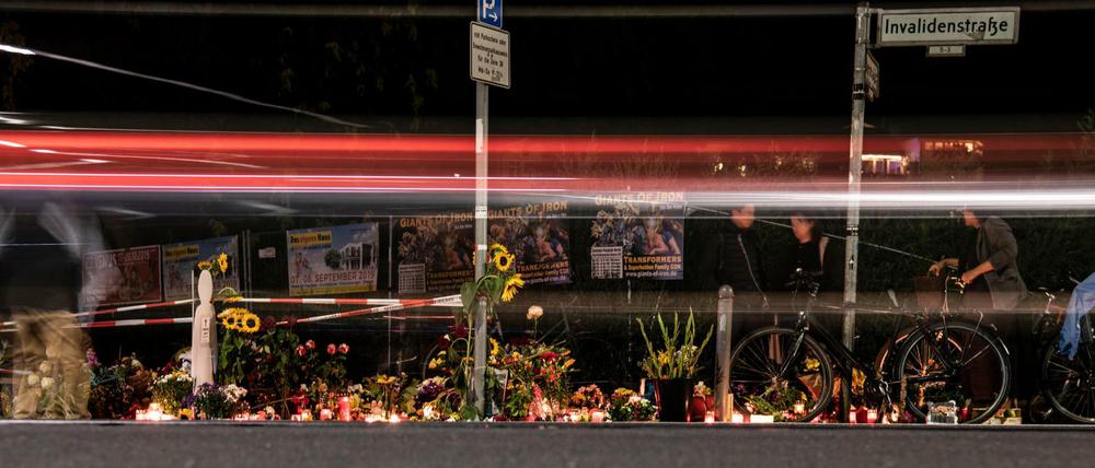 Blumen und Kerzen haben Menschen an der Stelle des Verkehrsunfalls abgelegt.