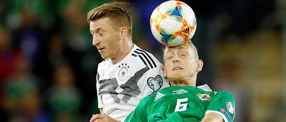 Augen zu und durch. Marco Reus (links) und die deutsche Nationalmannschaft mussten gegen die Nordiren eine Menge Arbeit verrichten.