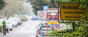 Hessen, Altenstadt: Das Schild des Ortsteils Waldsiedlung der Gemeinde Altenstadt am Ortseingang.