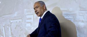Israels Premier Benjamin Netanjahu zeigt angebliche Atomanlagen im Iran. 