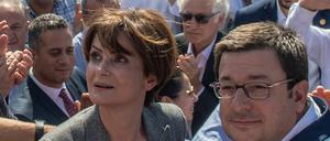 Canan Kaftancioglu (Mitte) verlässt das Gerichtsgebäude.