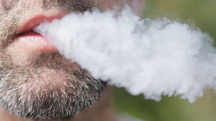 US-Behörden untersuchen, ob der Gebrauch von E-Zigaretten für hunderte schwerer Lungenerkrankungen geführt hat. Ein Inhaltsstoff ist jetzt in den Fokus gerückt. 