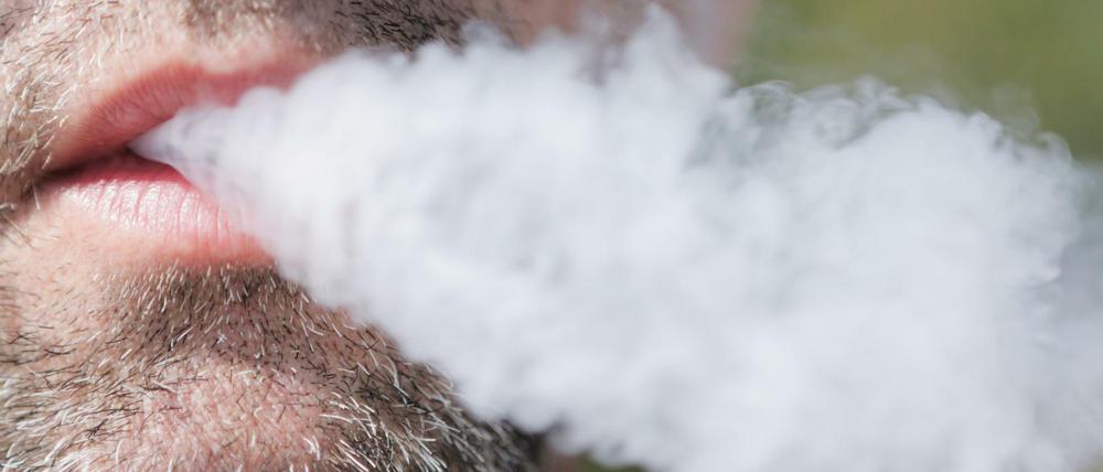 US-Behörden untersuchen, ob der Gebrauch von E-Zigaretten für hunderte schwerer Lungenerkrankungen geführt hat. Ein Inhaltsstoff ist jetzt in den Fokus gerückt.