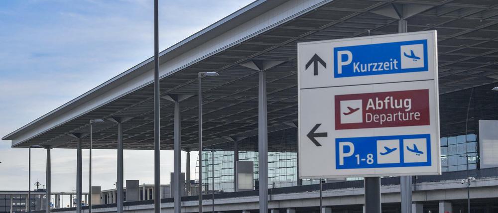 Sie von außen ziemlich fertig aus: das Terminal des Hauptstadtflughafens Berlin Brandenburg in Schönefeld.