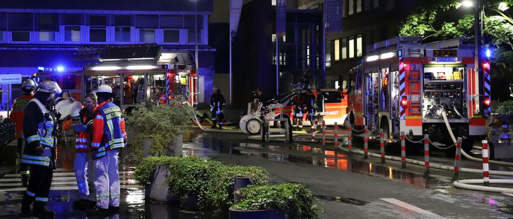 Bei dem Brand in Düsseldorf kam ein Mensch ums Leben gekommen, Dutzende weitere wurden verletzt. 