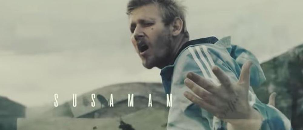 Der führende Kopf der Musiker, die den Clip gemacht haben, heißt Saniser.