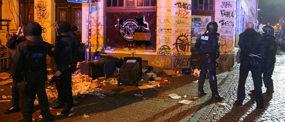 Ein ganzer Stadtteil wurde verwüstet. Rund 250 vermummte Hooligans randalierten am 11. Januar 2016 in Leipzig-Connewitz.