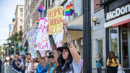 Menschen protestieren in Boston gegen die sogenannte "Straight Parade".