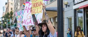 Menschen protestieren in Boston gegen die sogenannte "Straight Parade".