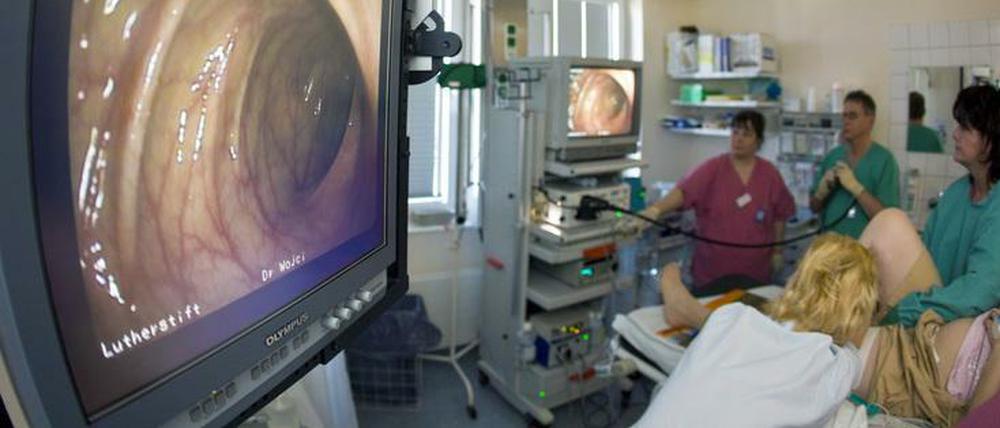 Darmkrebsvorsorge-Untersuchung im Evangelischen Krankenhaus Lutherstift im brandenburgischen Seelow (Archivbild von 2008).