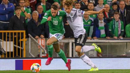 Joshua Kimmich im Zweikampf gegen Gavin Whyte. Der Sieg über Nordirland war kein Selbstläufer.