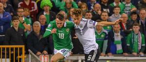 Joshua Kimmich im Zweikampf gegen Gavin Whyte. Der Sieg über Nordirland war kein Selbstläufer.