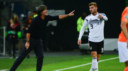 Dahin Timo. Wohin Trainer? Joachim Löw (links) und Timo Werner im Diaolog.
