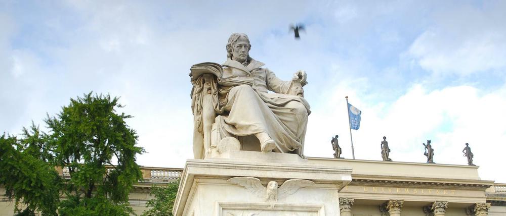 Die Wilhelm von Humboldt-Statue vor der Humboldt-Universität zu Berlin.
