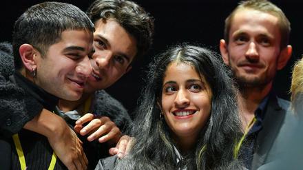 Die Preisträger (v.l.): "Futur Drei"-Regisseur Faraz Shariat, die Darsteller Benjamin Radjaipour und Banafshe Hourmazdi sowie Drehbuchautor Jacob Hauptmann ("Zeit der Monster") freuen sich über ihre First-Steps-Auszeichnungen. 